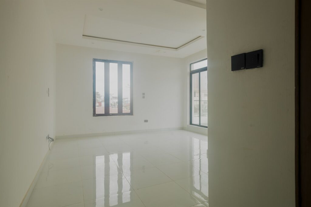 Brum Height 4: Bright unfurnished room with large windows and tiled flooring